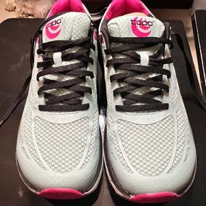 Topo Magnifly 2 size 10 teal and black like new